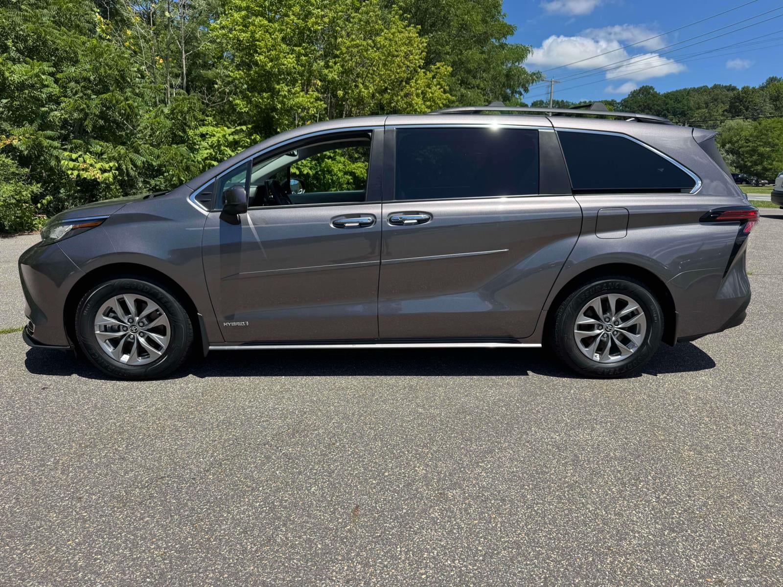 2021 Toyota Sienna XLE FWD 8-Passenger (Natl)